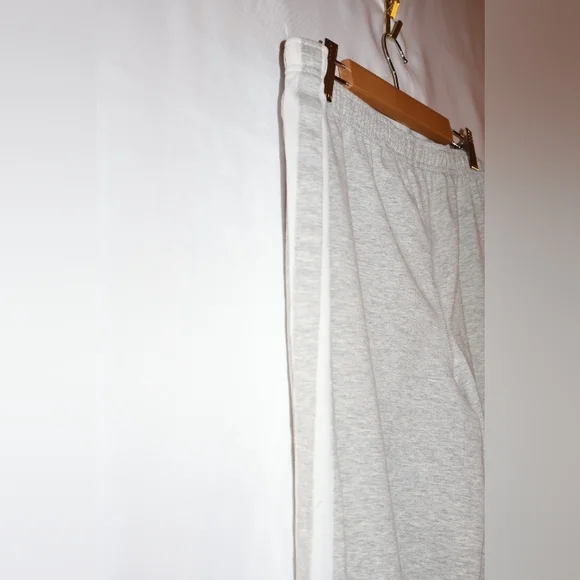 Athletic Works Gray & White Capri Sweatpants. Medium. In Good Condition. - Picture 7 of 8